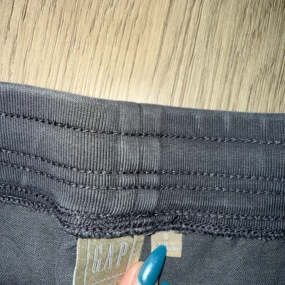 GAP Charcoal Jogger Pants - Picture 3 of 4